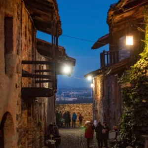 Ricetto di Candelo rua notturna